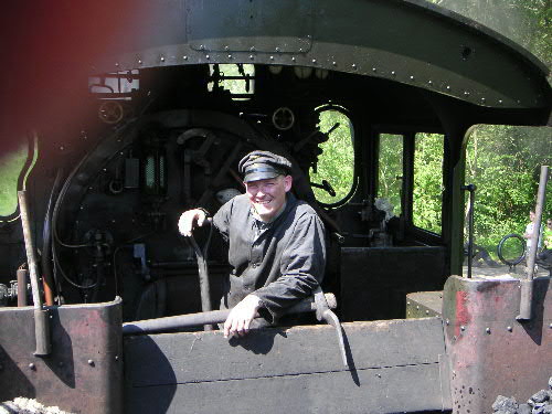Rainer Balzer als Heizer auf der Dampflokomotive Mainz 4981 im Bessunger Forst 2005